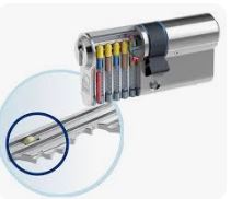 Ein Zylinder-Schloss mit herausnehmbaren Zylindern in metallischer Optik.