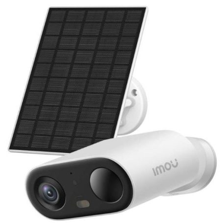 Hof mit Pferden, Bäumen und einem stimmungsvollen Sonnenuntergang im Hintergrund.