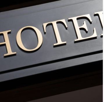 Schild mit der Aufschrift "Hotel" in goldenen Buchstaben.